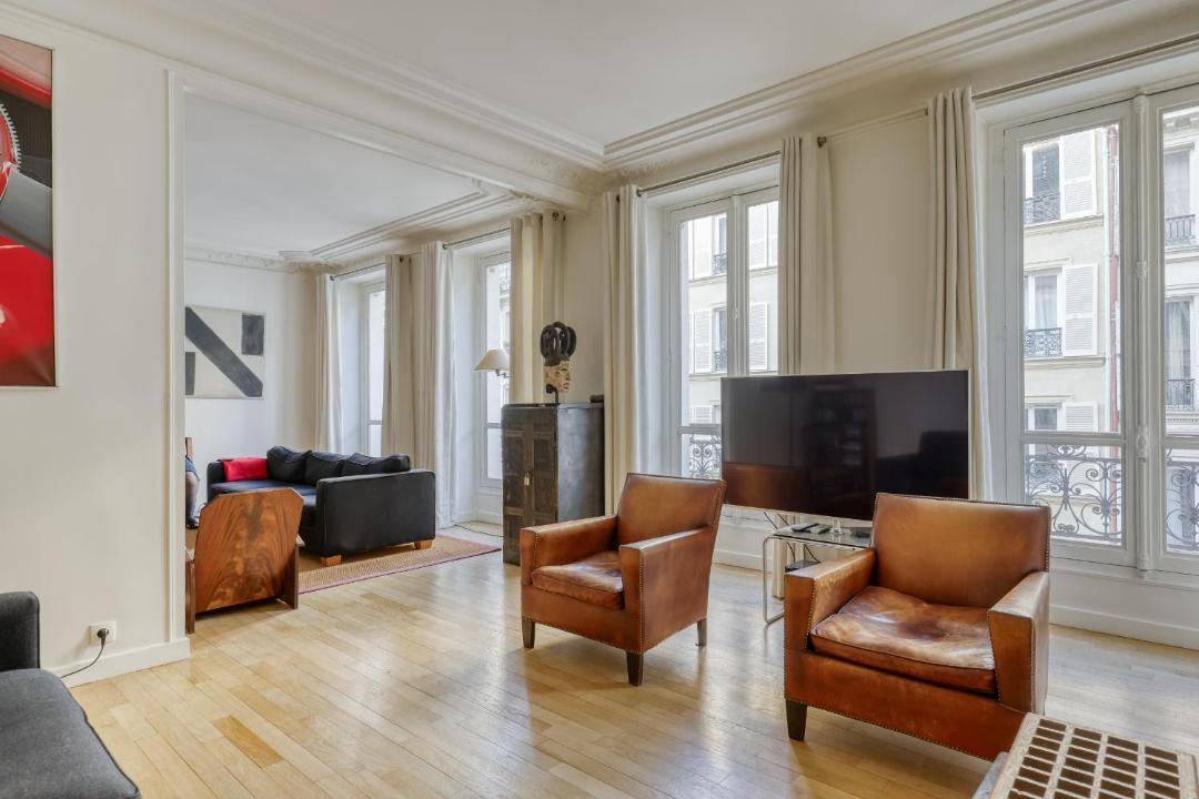 Gorgeous and large flat in the heart of Paris 09 1