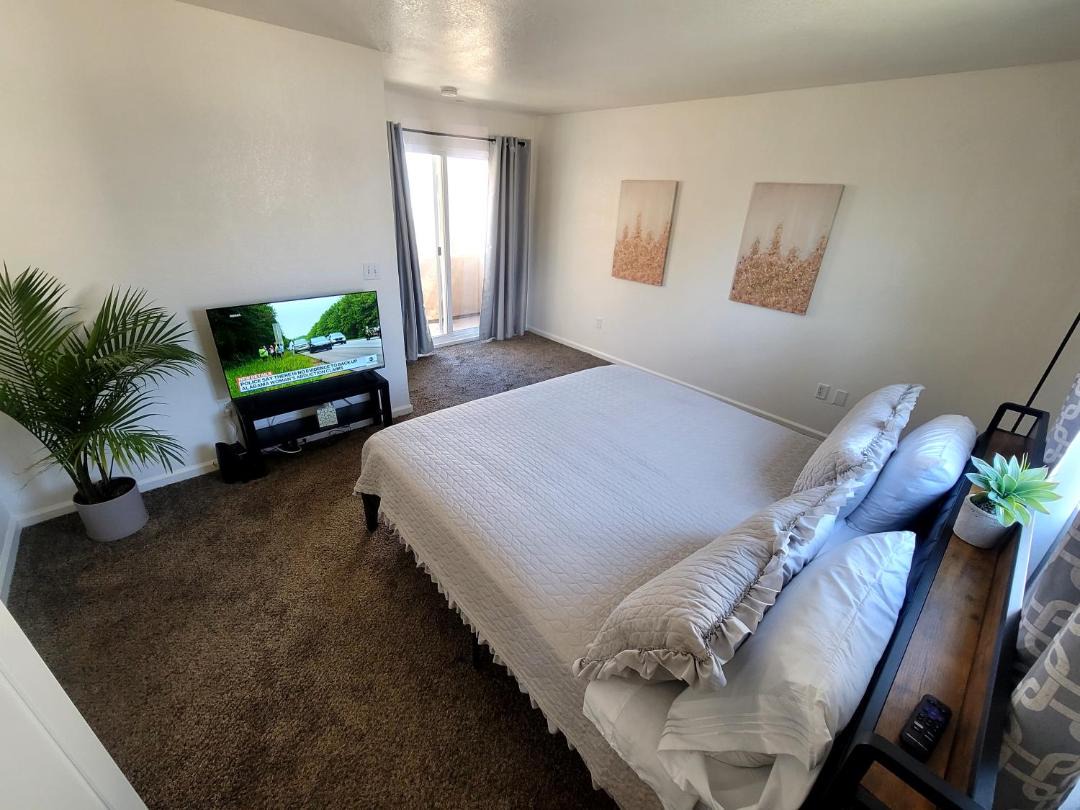 4 Bedrooms & 2.5 Bathrooms in LA 1