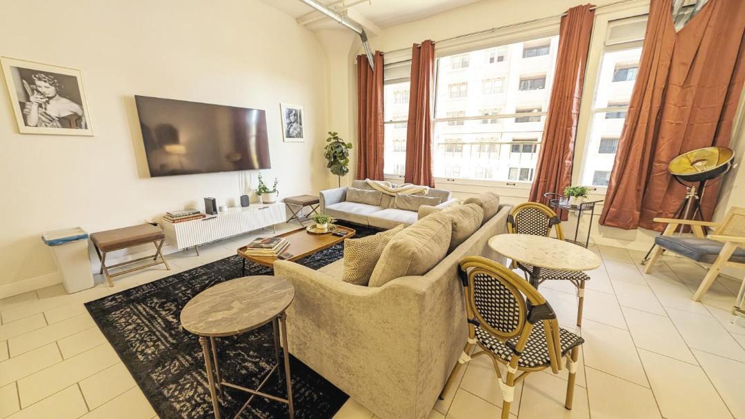 Classic Los Angeles Elegance in Downtown, Sleeps 4, Free Parking and 360 Degree View Roof Top Pool! 1