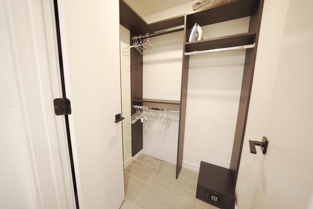 Modern Private Condo Downtown - Gym, Pool, Bayview 1