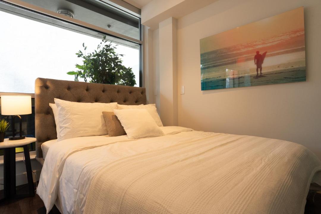 Stylish Condo By The Beach 1