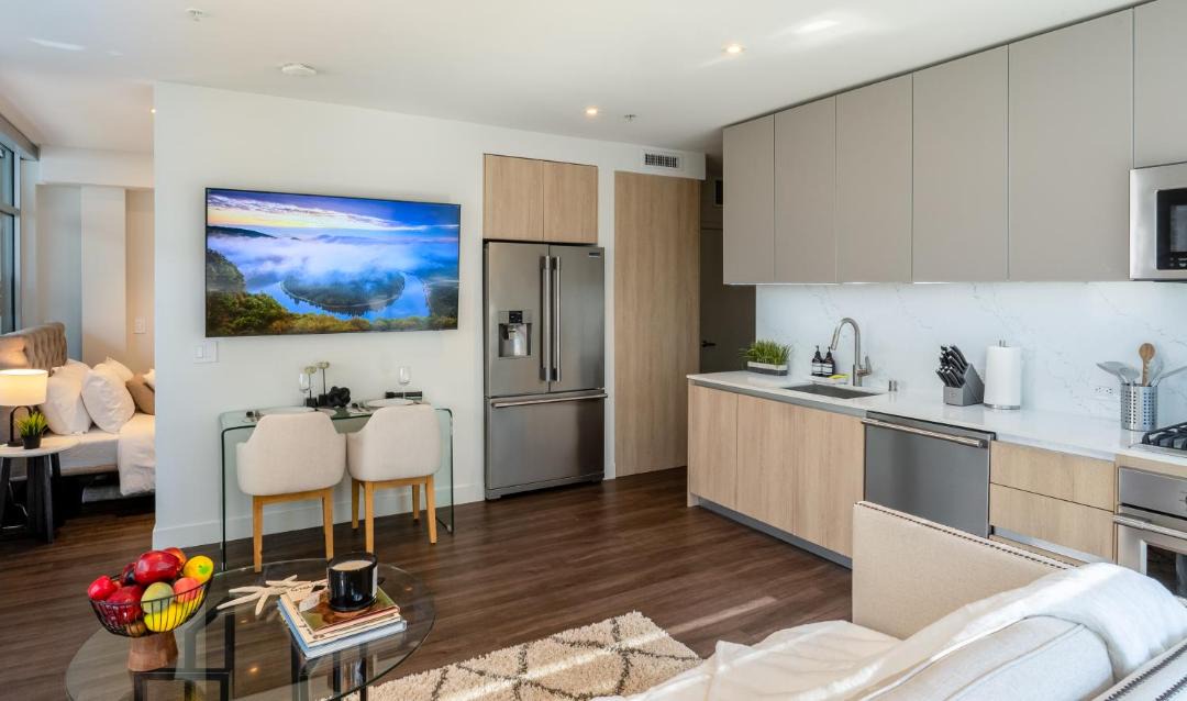 Stylish Condo By The Beach 1