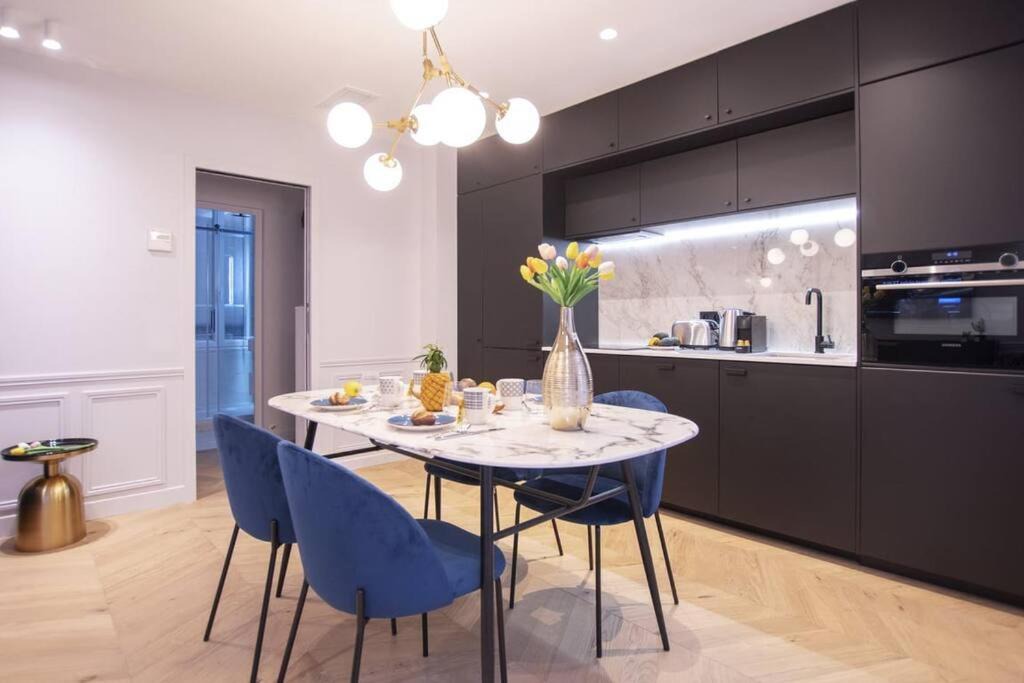 Chic & Fully-Equipped Apartment in Le Marais 1