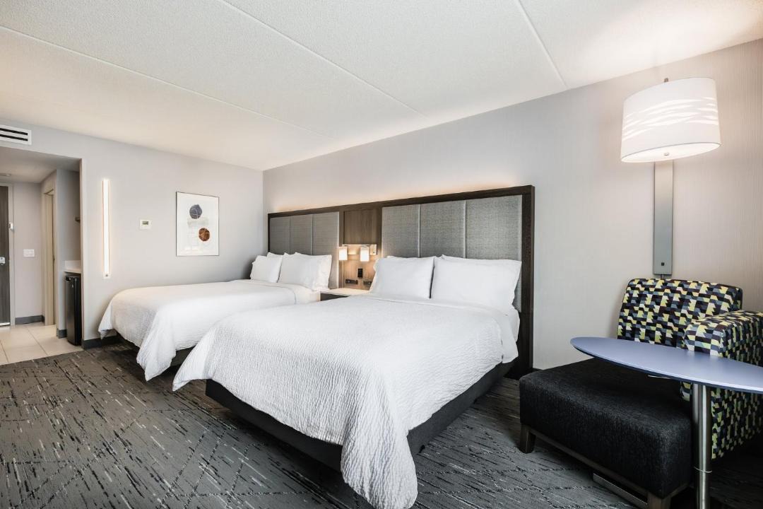 Holiday Inn Express & Suites Toronto Airport South by IHG 1
