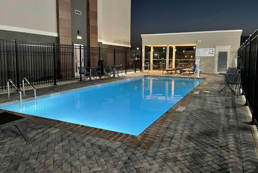 La Quinta Inn & Suites by Wyndham Sulphur Lake Charles 1