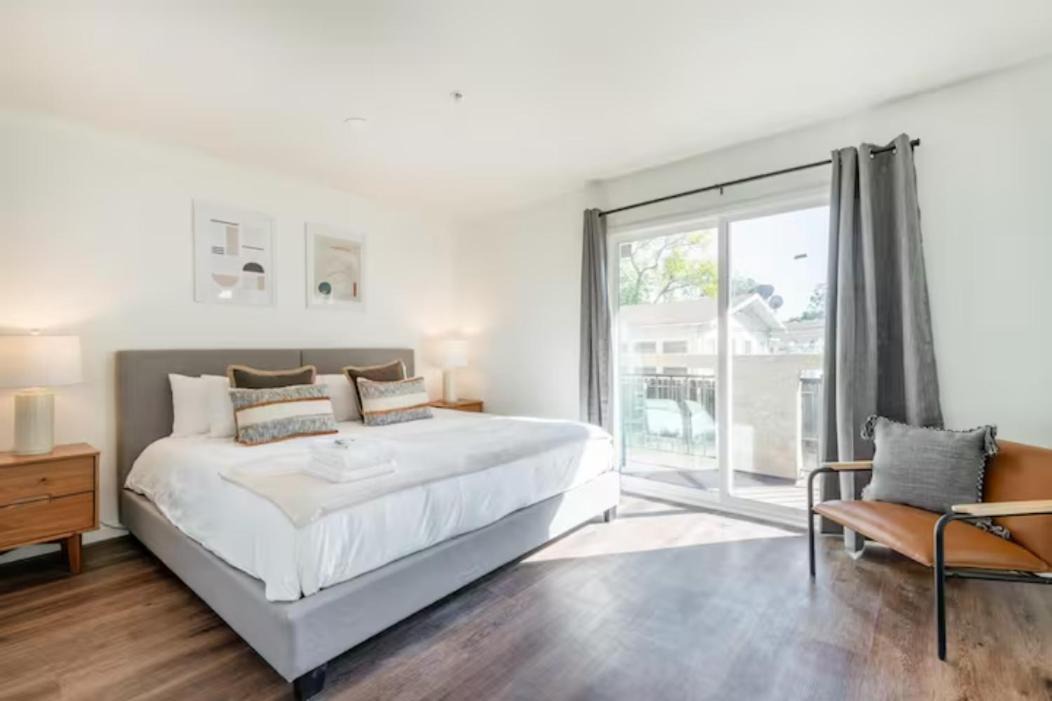 New Renovated Spacious 3 bedroom near DT Alhambra 1