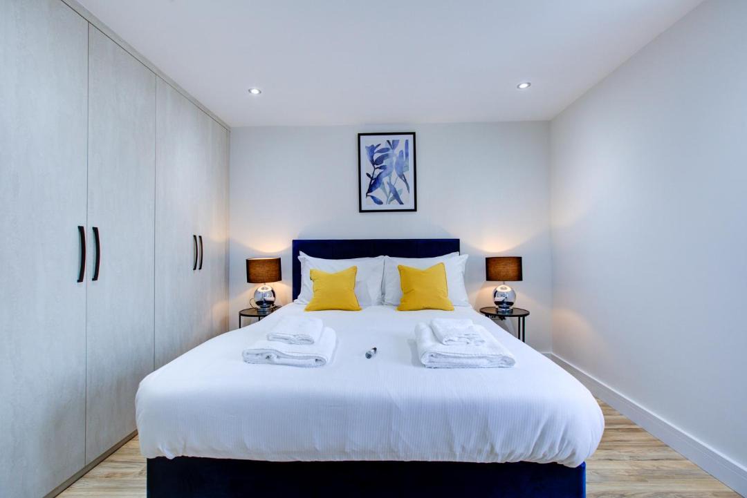 Hybrid Resi - Uxbridge, On-site CAR or VAN parking, near London Heathrow Airport 1
