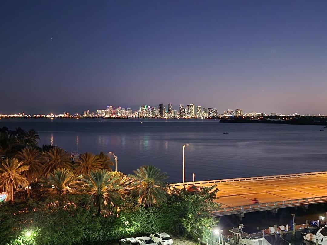 Bayfront Apartment Breathtaking Views- one bedroom w balcony- living room -Free Parking 1