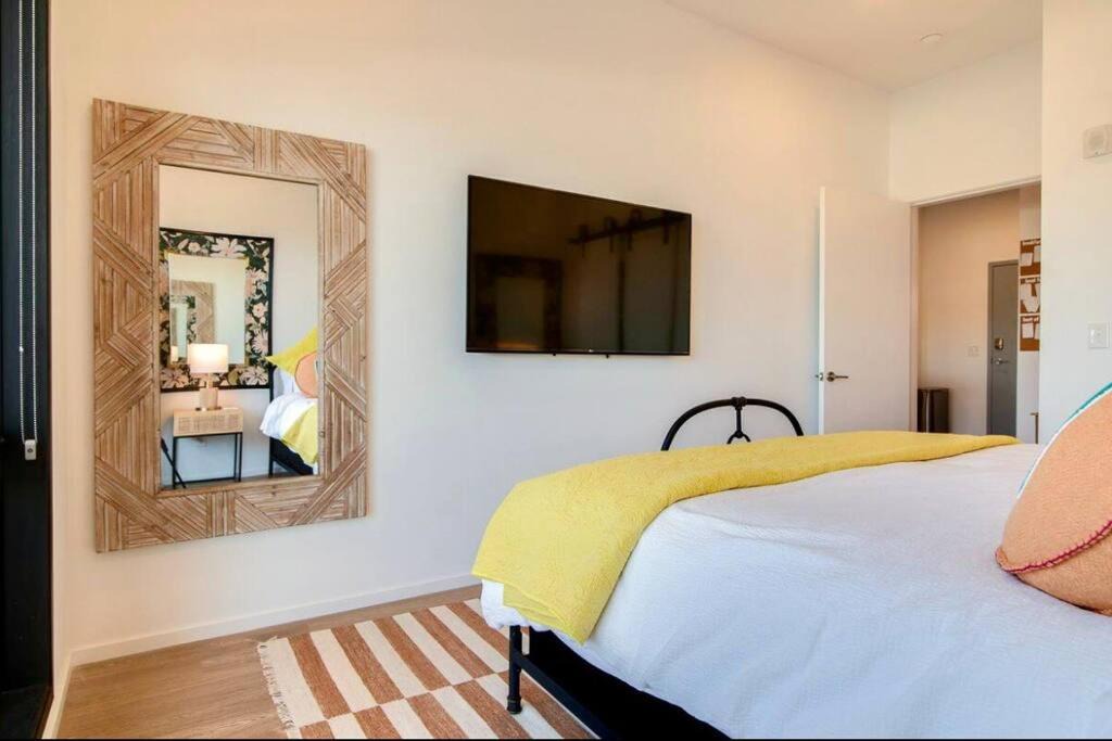 Stylish downtown condo w/pool & parking 1