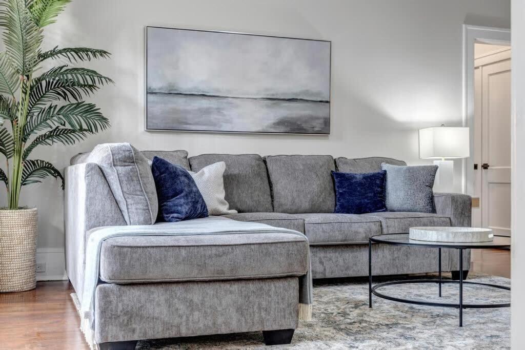 Renovated Apt - Blocks from Shoppes of Avondale 1