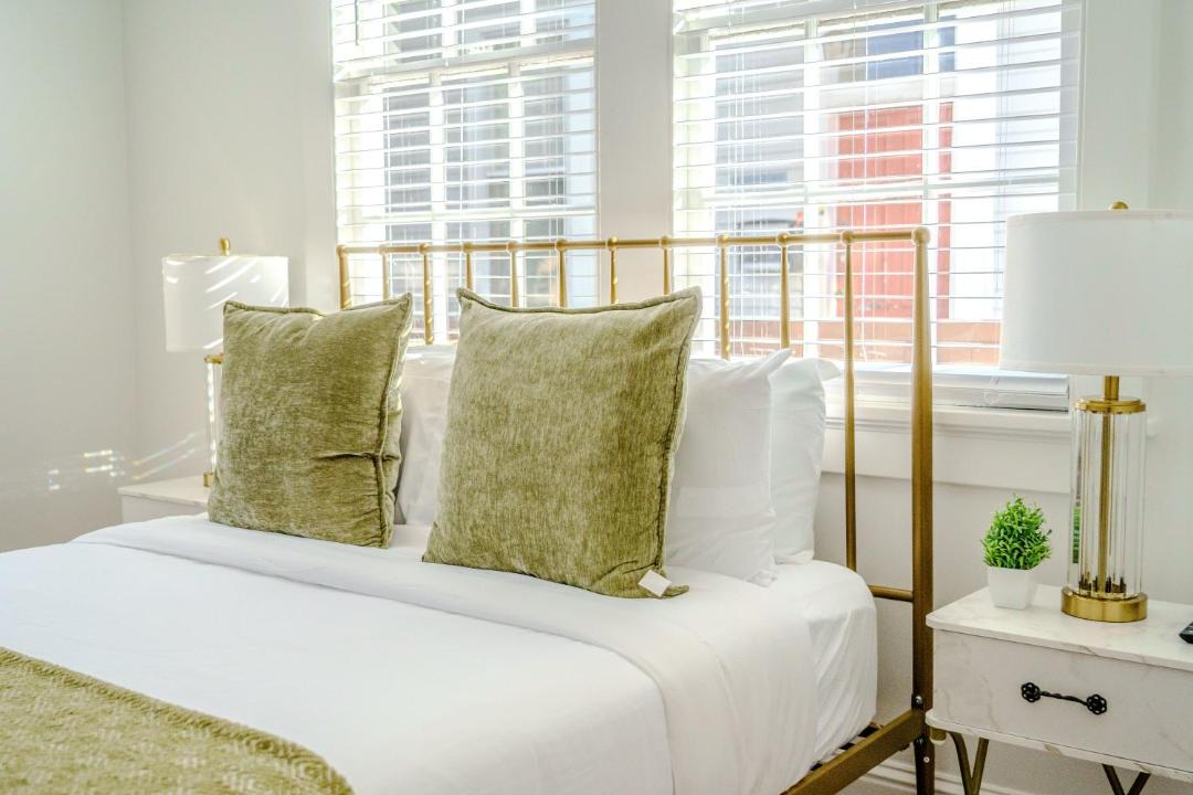 Serene 4 Bedroom Home near French Quarter with Wi-Fi and Parking 1