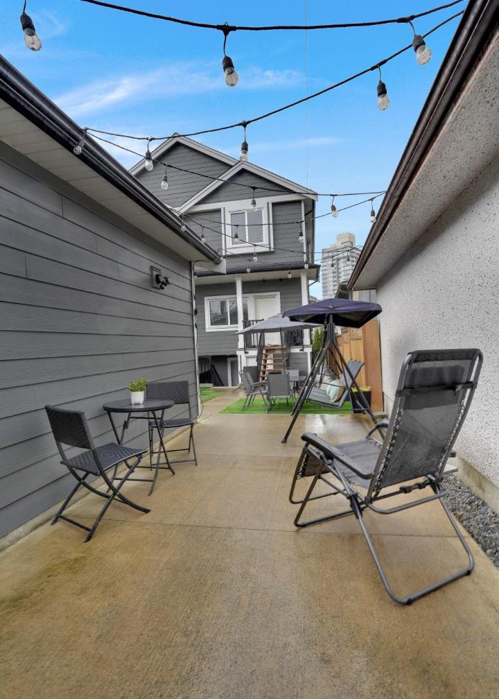 Family-Friendly, 3 Bed House - Private Backyard-Central Location 1