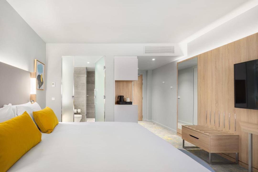 Courtyard by Marriott Paris Charles de Gaulle Central Airport 1