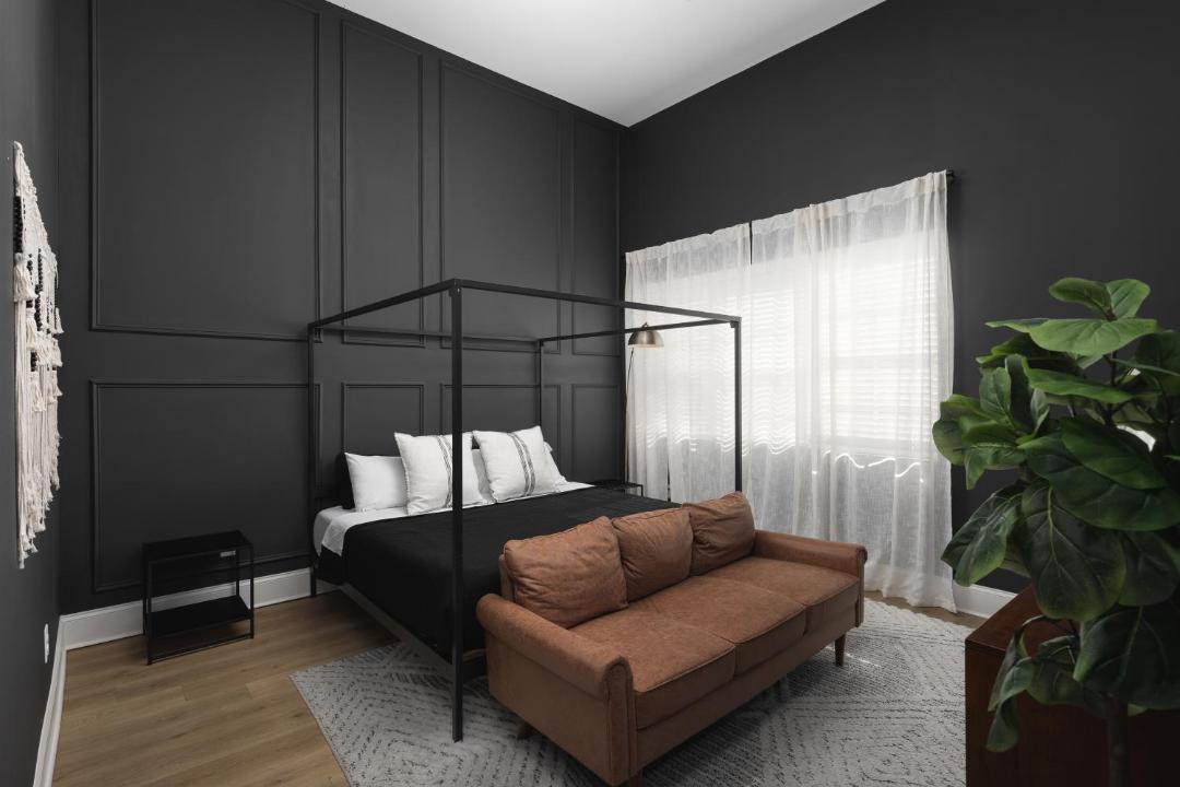 Condo 3 miles to Broadway, Walk to Restaurants and Coffee 1