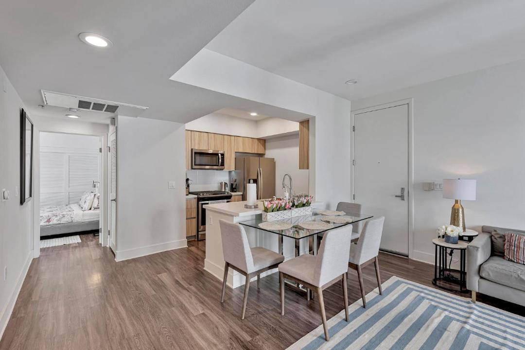 7 Large Down Town Santa Monica Apartment 1