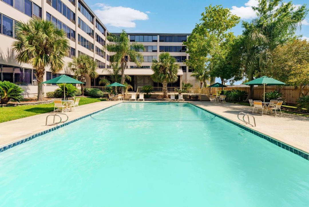 La Quinta Inn & Suites by Wyndham New Orleans Airport 1