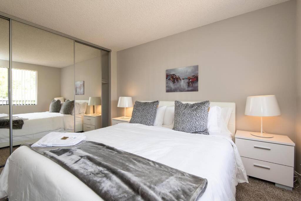 Skyline Palms 1-Bedroom with Roof-Top Pool 1