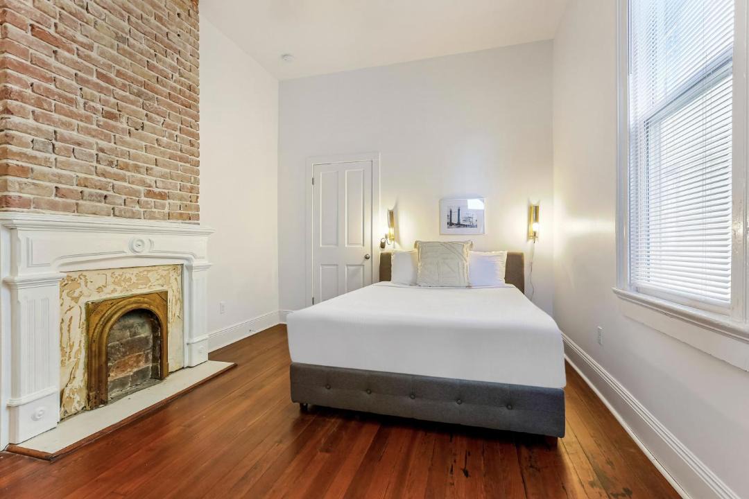 Private 2BR in Uptown by Hosteeva 1