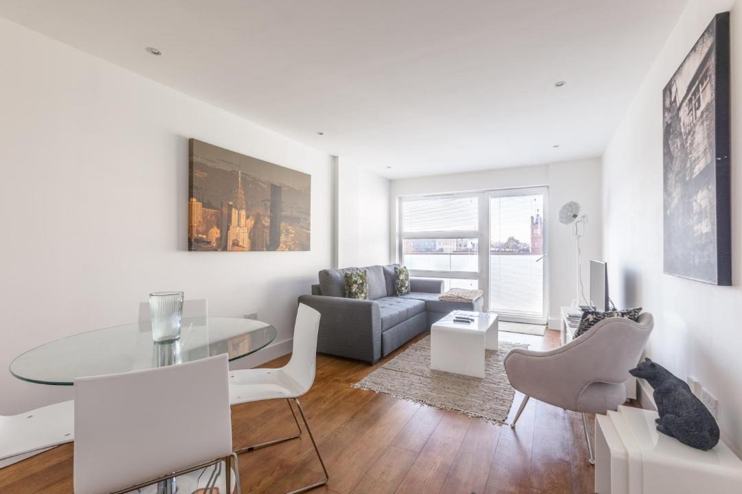 Luxury 2-Bed Flat parking near Tube and Emirates 1