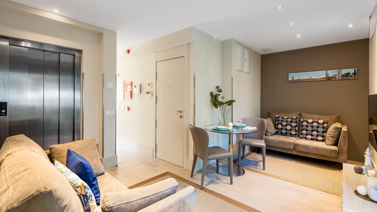 Stunning 2-Bedroom Apartment with Sea View in Barceloneta