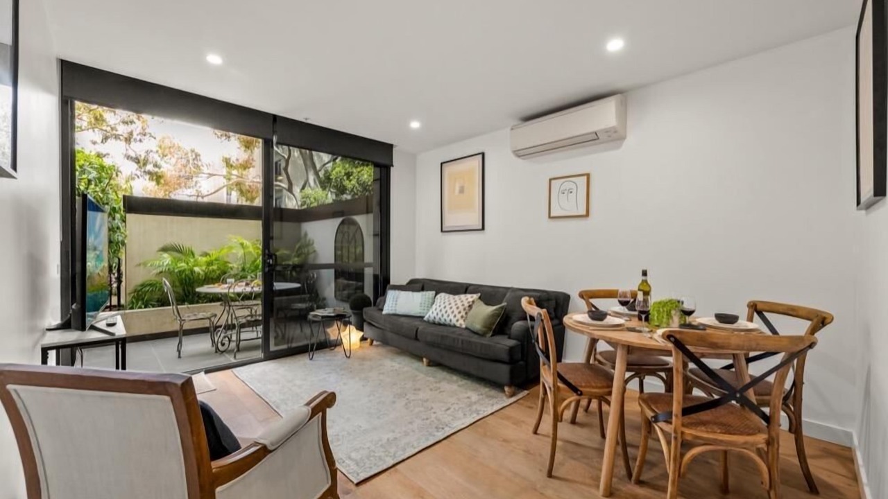StayCentral - Hawthorn East Elegance with Study - Albert St, Hawthorn East - 2 Bedrooms, 2 Beds, 2 Bathrooms, 2 parking spots.