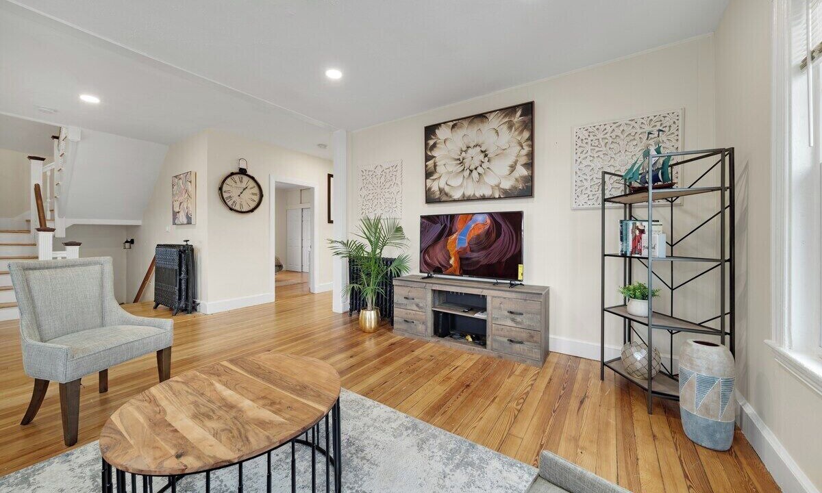 5BR 2BTH Bright & Spacious Apt in Brighton