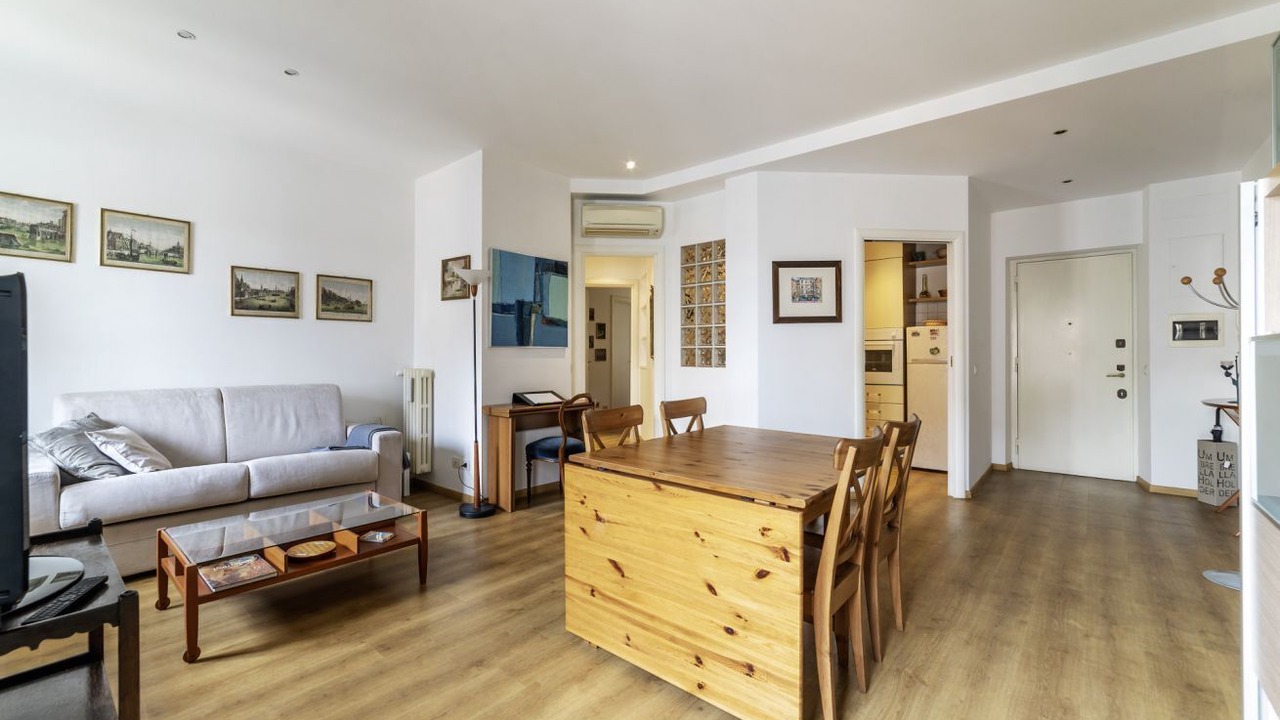 GuestHost - Cozy apartment of 90 sqm, can accommodate up to 5 people, located on the sixth floor of a building with a lift (NOT suitable for disabled people).The property is located in an area well connected by public transport, the metro line B Piramid