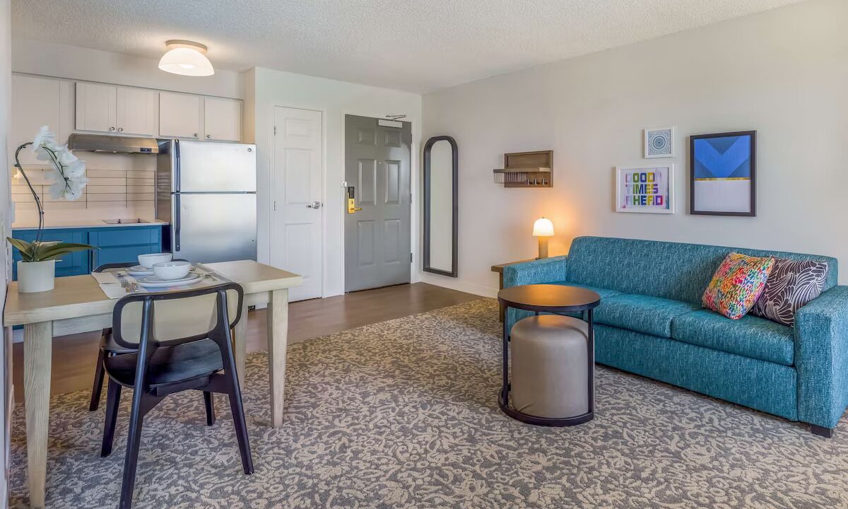 Explore the City! Studio Suite w/Free Breakfast, Free Shuttle, Full Kitchen!