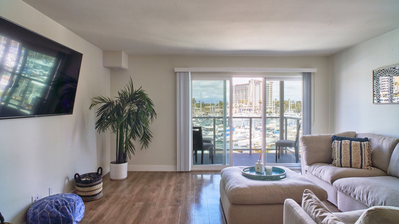 Blue Agate' Seaside Bright Waterfront Full Marina View Pool, Jacuzzi, Gym