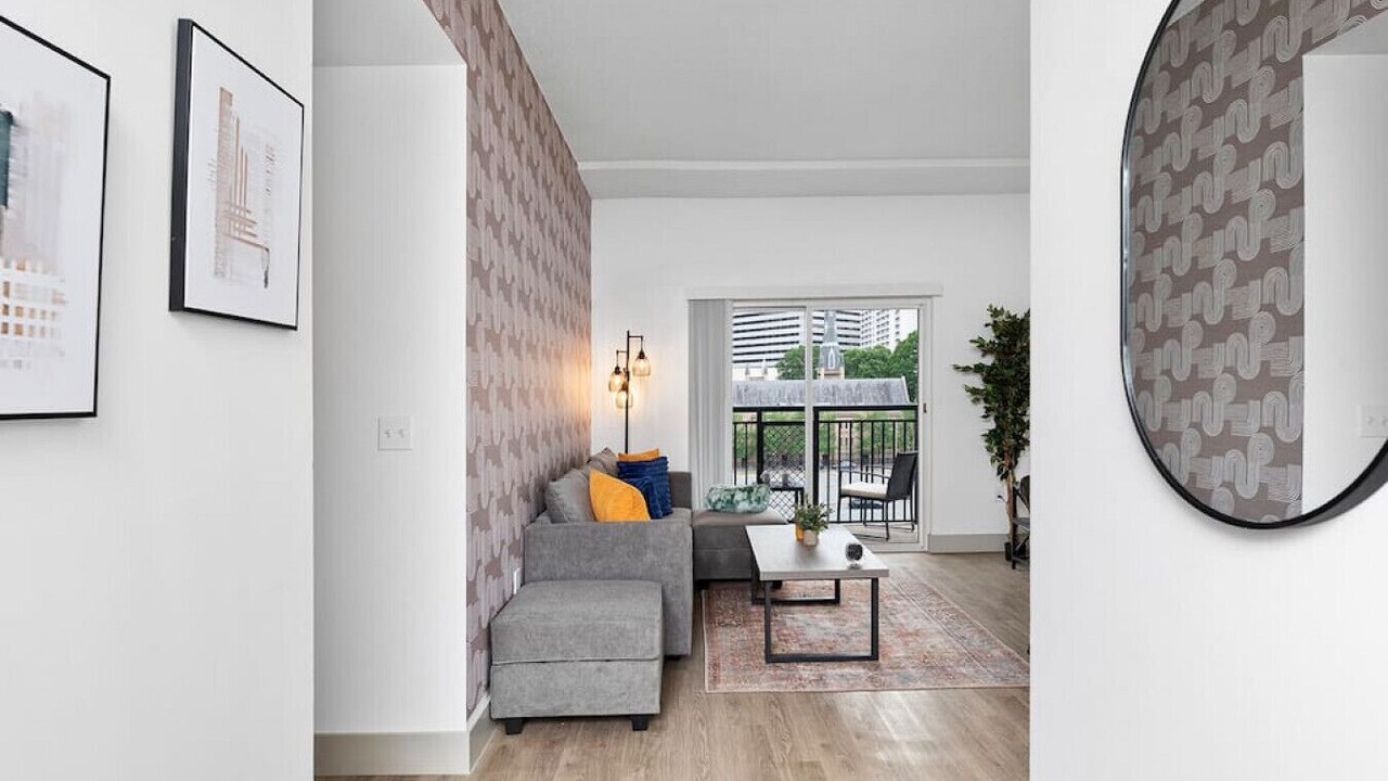 Brand New Luxury Apt, 2 Mins to Stadium, Free Parking, City Views, WiFi