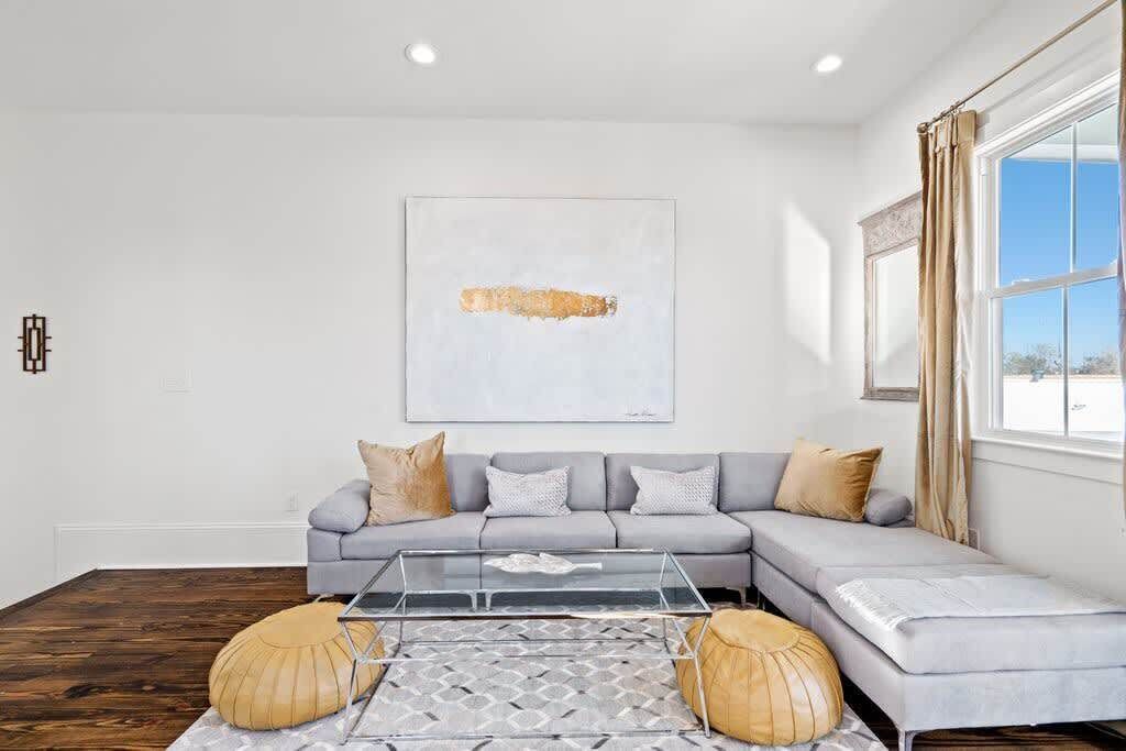 Pristine 4BD w Pool | Driveway Parking | Balcony