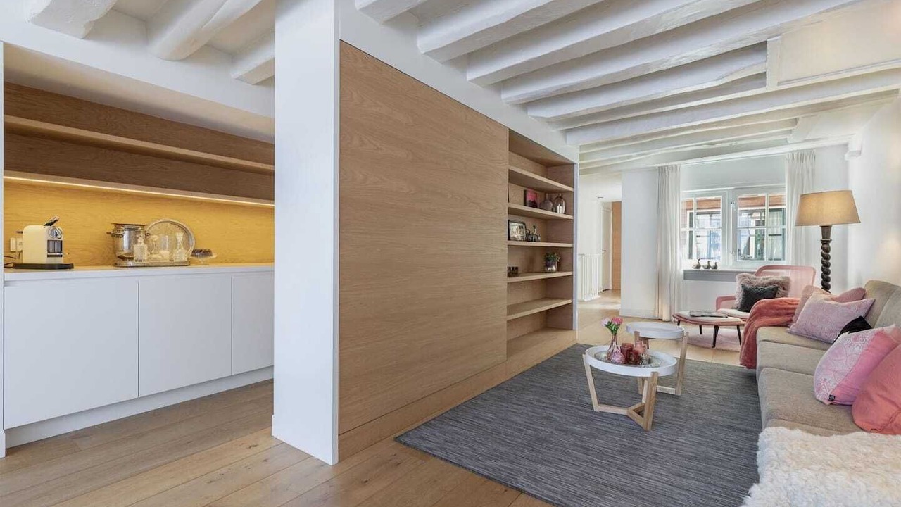 Beautiful large apartment at one of the most desirable locations on the famous Prinsengracht.