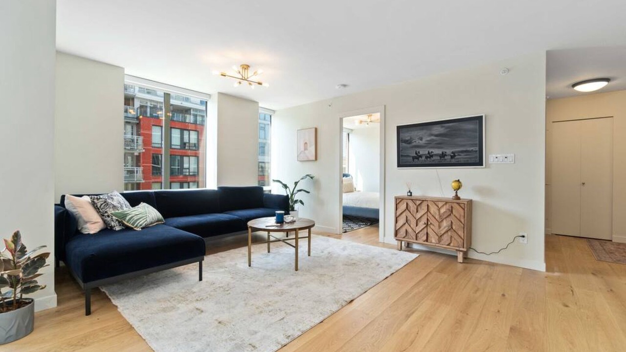 Stylish 3BD Chinatown Condo | Rooftop & City Views