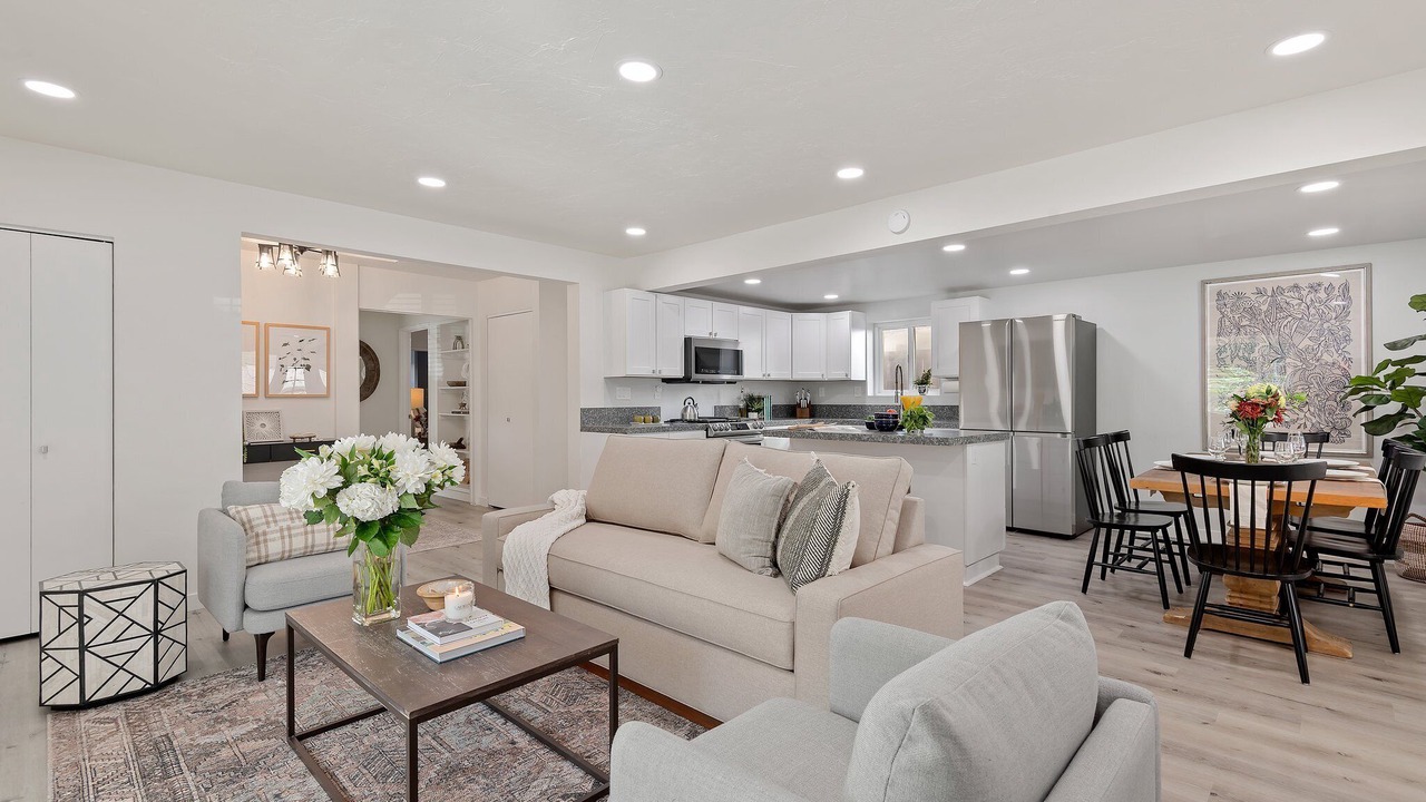 Beautiful Remodeled Condo With Patio Near West Beach