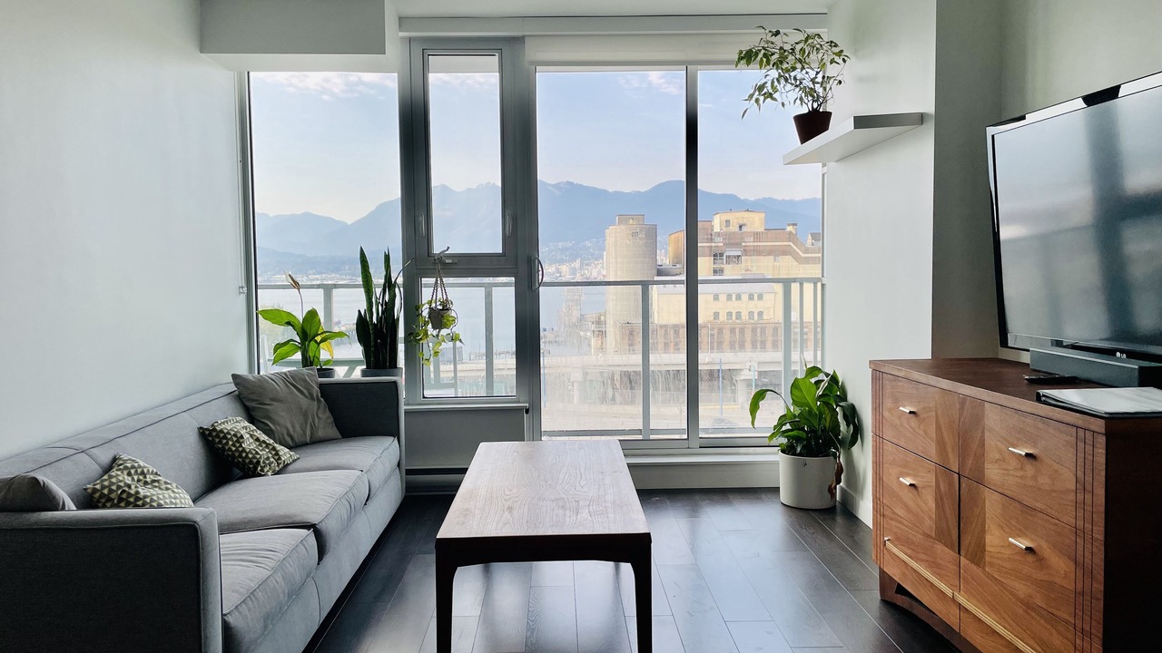Lovely 2BD condo with amazing views + free parking