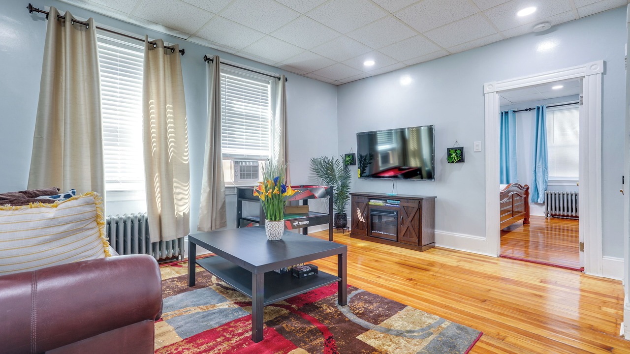 Updated Apt w/Shared Yard: Near Events & Boston