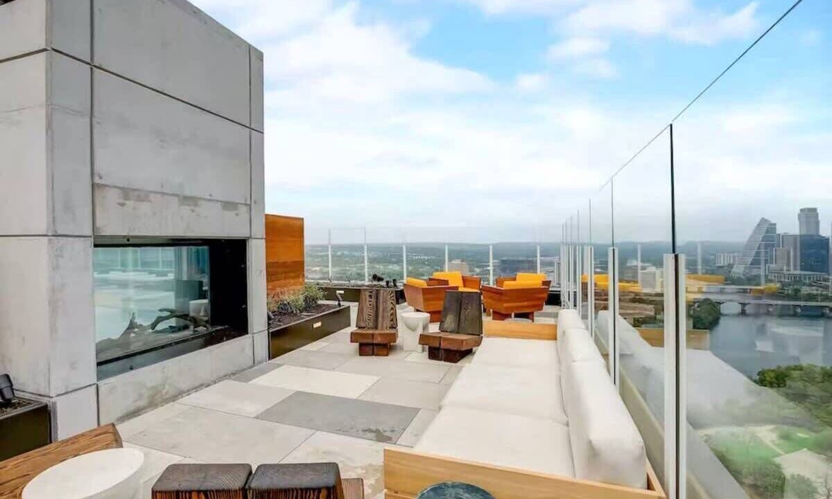 Mins to Rainey St | Heated Pool | Gym | Fireworks
