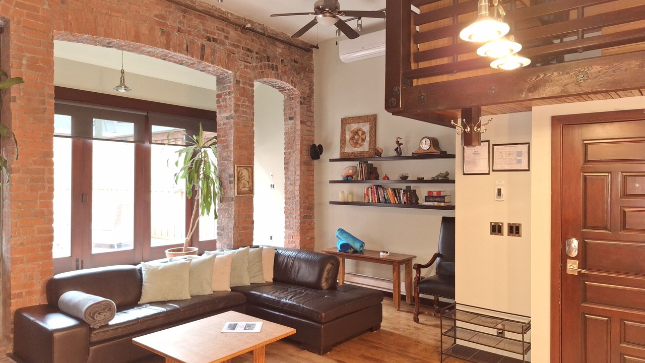 Heritage Gastown Loft w/Hot Tub & Steam Room