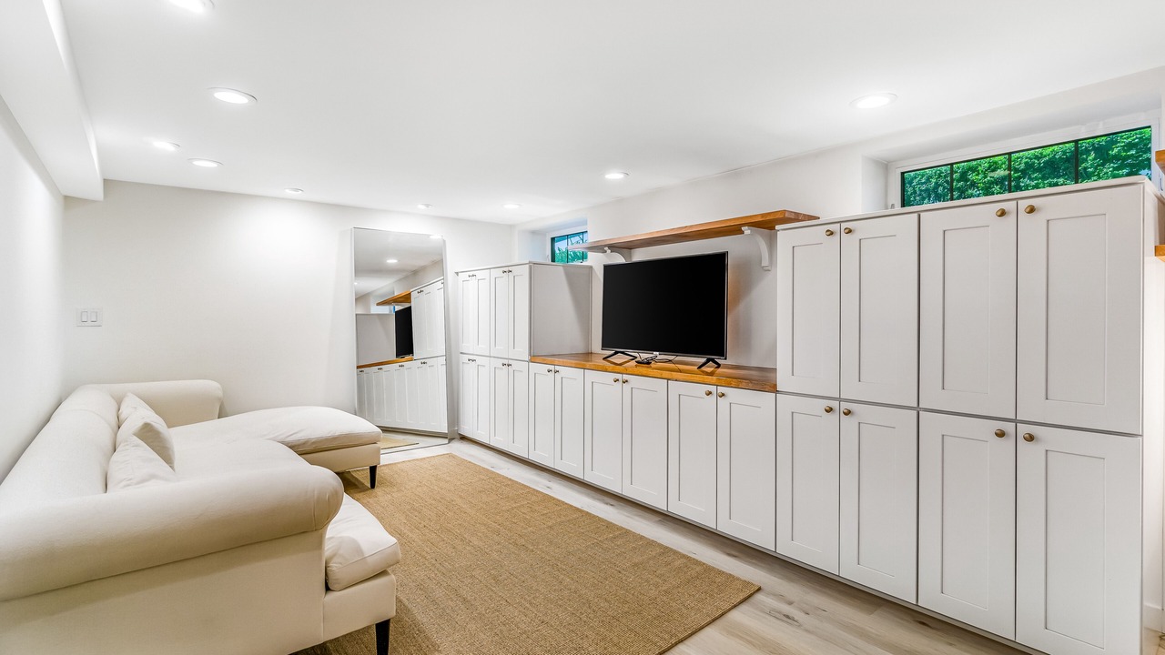 Modern Queen Anne studio - full kitchen - one block to Kerry Park, near downtown