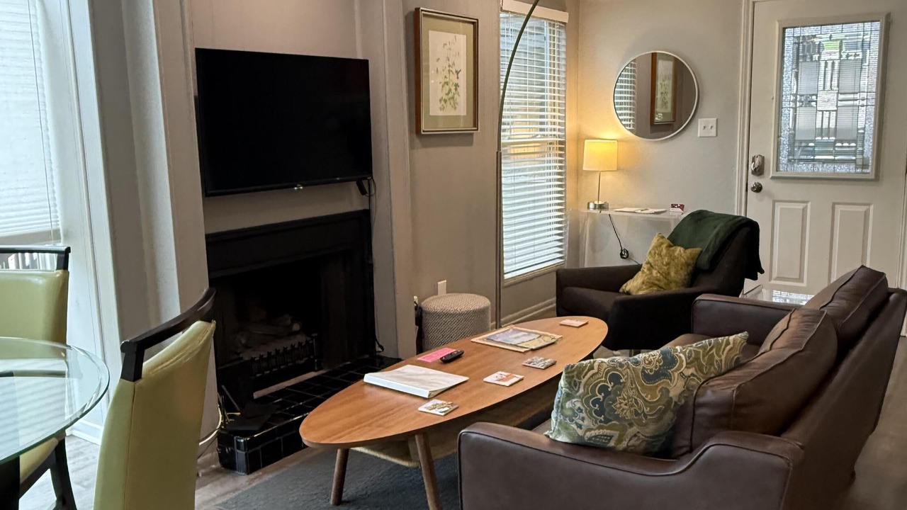 King & twin beds, desk, deck, 2 blks Zilker Park/Barton Springs, @2 mi DT!