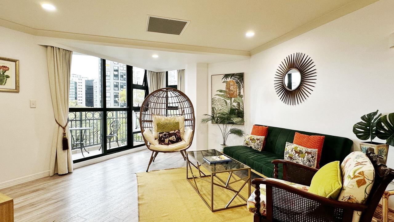 *Pool, spa, two balconies, park views!*
