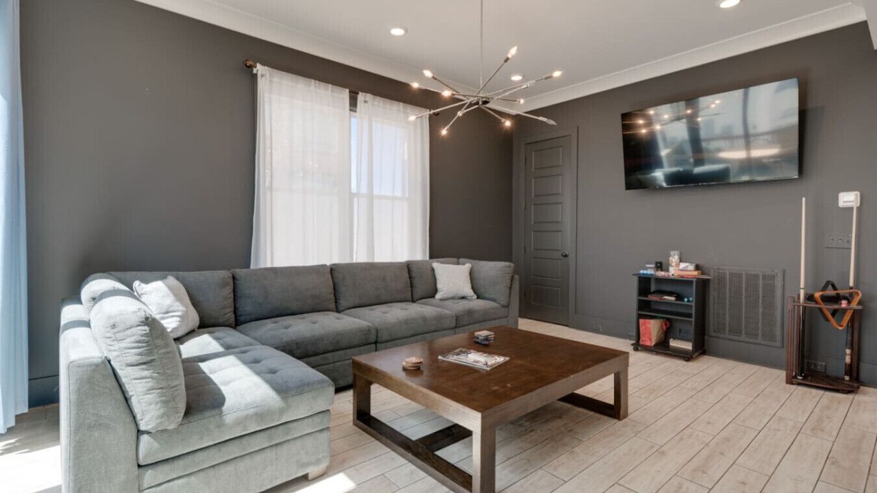 The Mural House: 11 BED Group HQ | Near The Gulch
