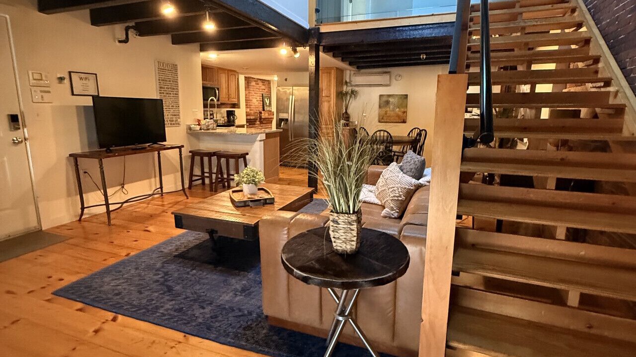 Incredible Location! Heart of Old Port/Spacious Apartment