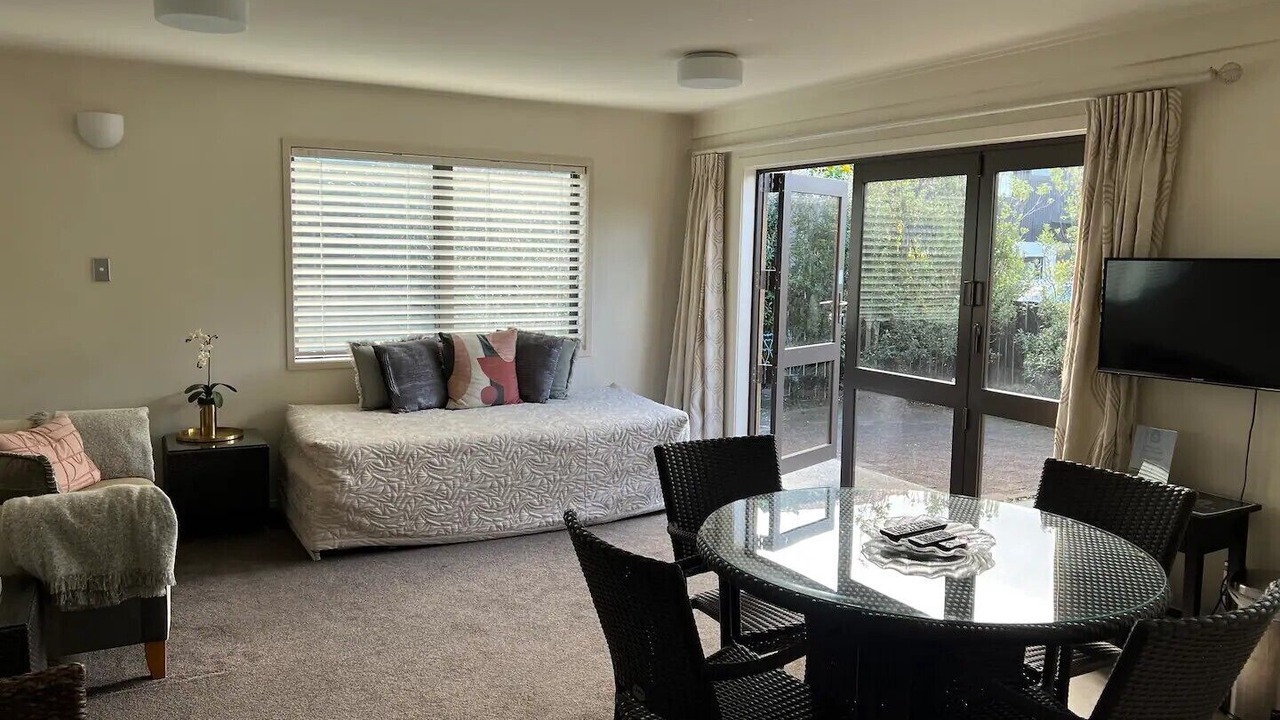 Retreat on Rita -Cozy 1-Bedroom Mount Maunganui, Outdoor Patio, king-Size Bed – Steps from Beach & Vibrant Strip