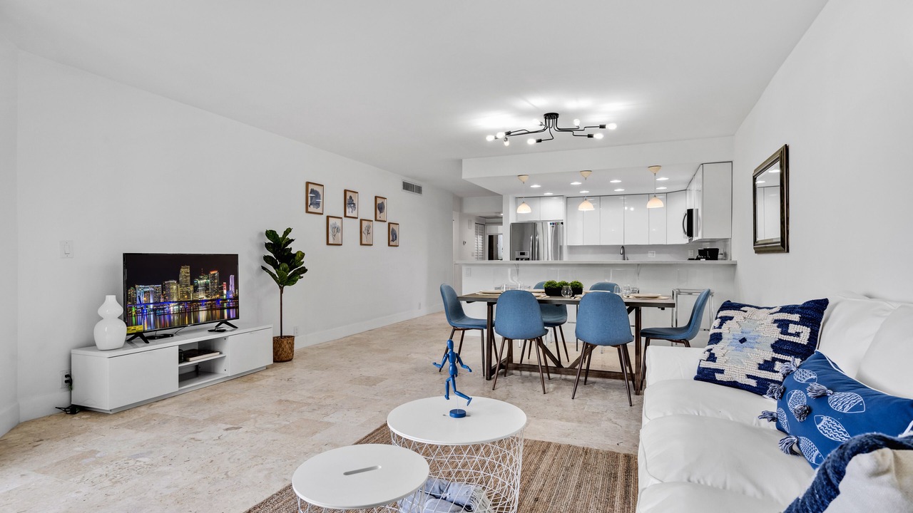 Fantastic 3 bed/2bath in Key Colony Condo with beach, pool and tennis