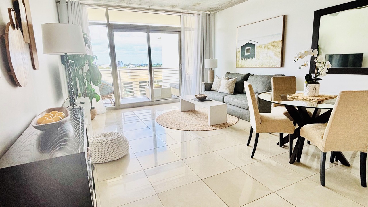 ☀ Sunset Views Pristine Rooftop Pool & Lounge Chic MIA Parking Included