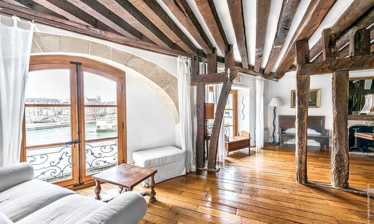 Ile Saint Louis - Quai d'Orleans 2bdr by B'Your Home