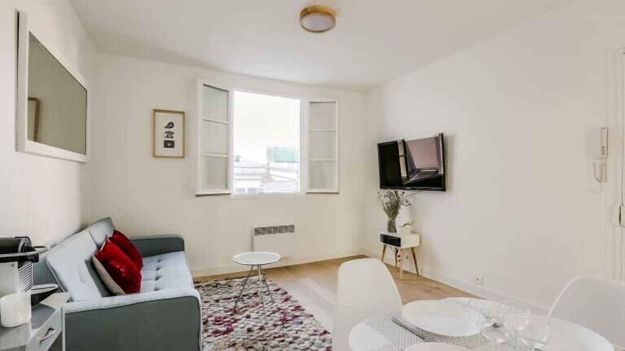 GuestReady - maya blue near cathédrale Notre-Dame