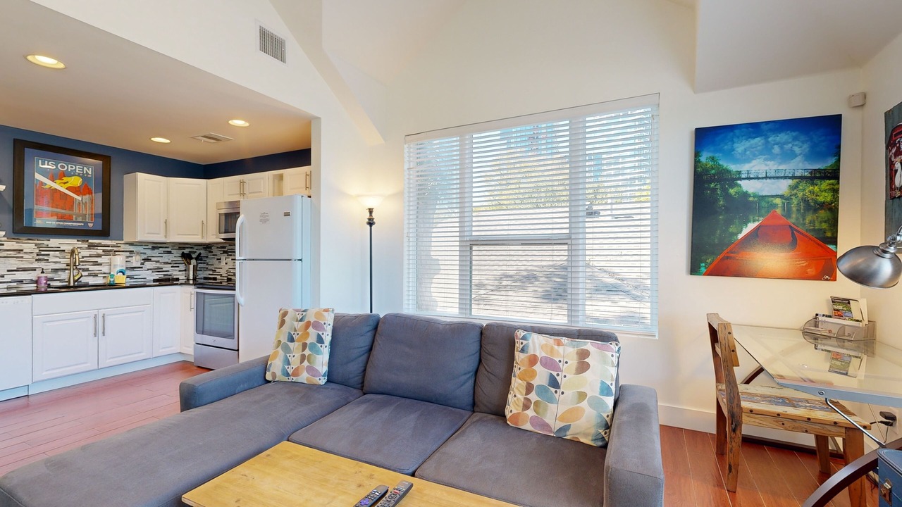 Modern, Dog-Friendly Flat with WiFi & Garage Parking - Unbeatable Location