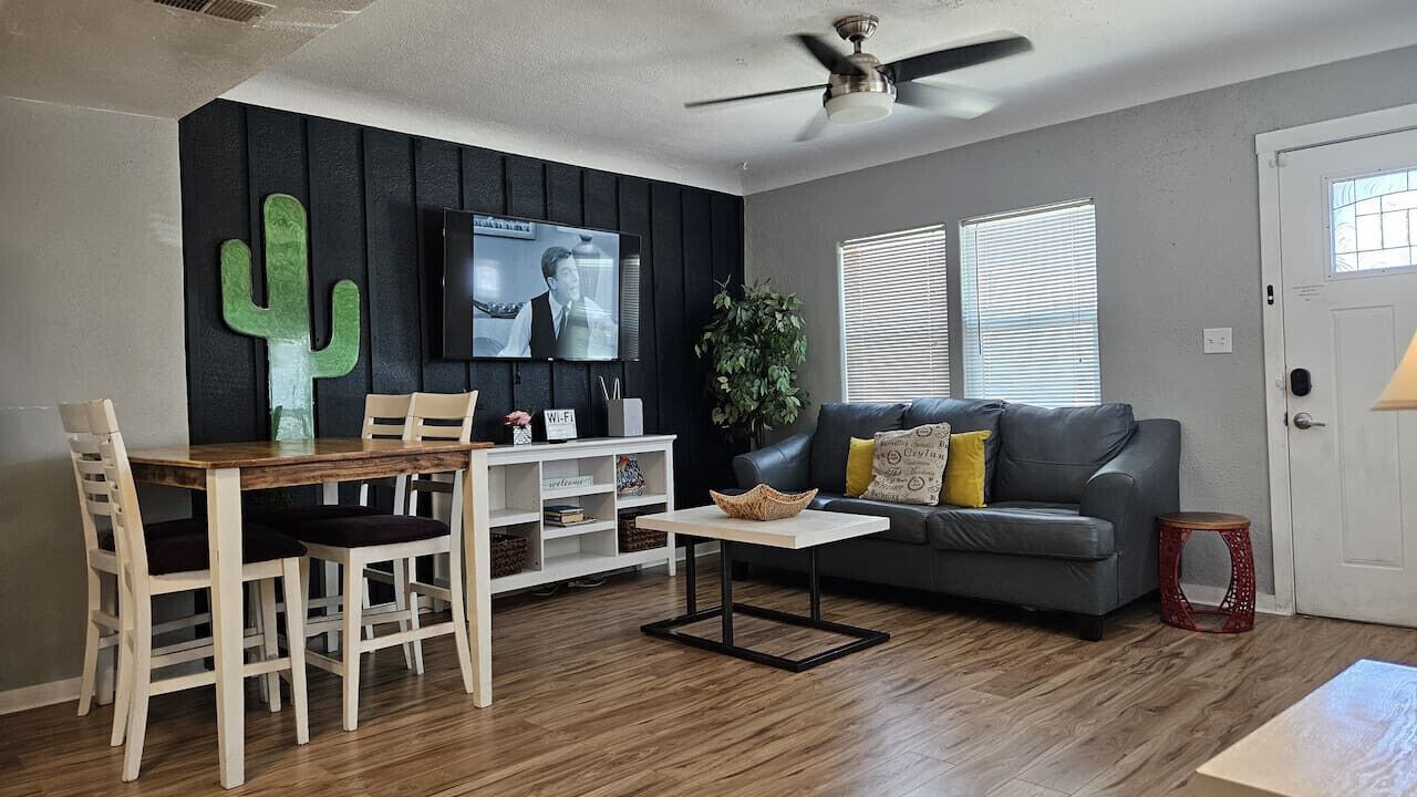 13th Pl Left · Charming Apt |Downtown|Phoenix|Historic|Patio
